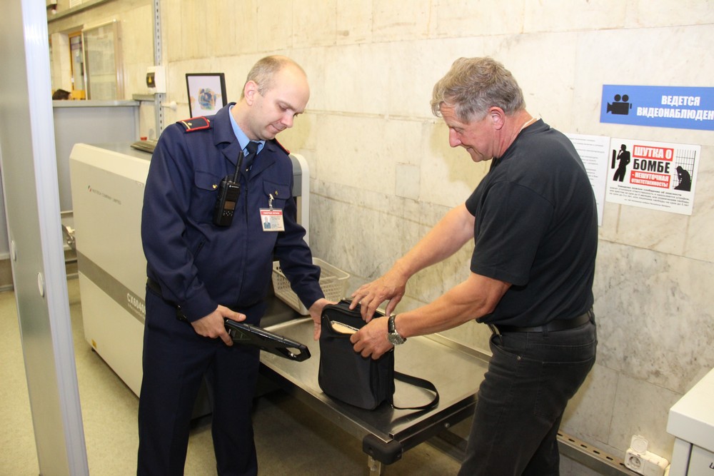 сотрудник службы безопасности метрополитена