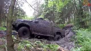 Nissan PickUp месит грязь в овраге!